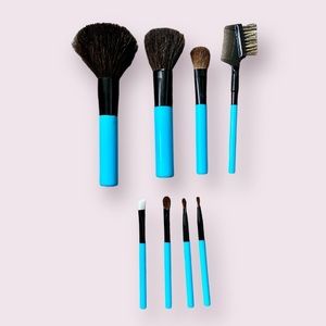 Essential Tools 8 Piece Studio Travel Cosmetic Brush Set in Blue